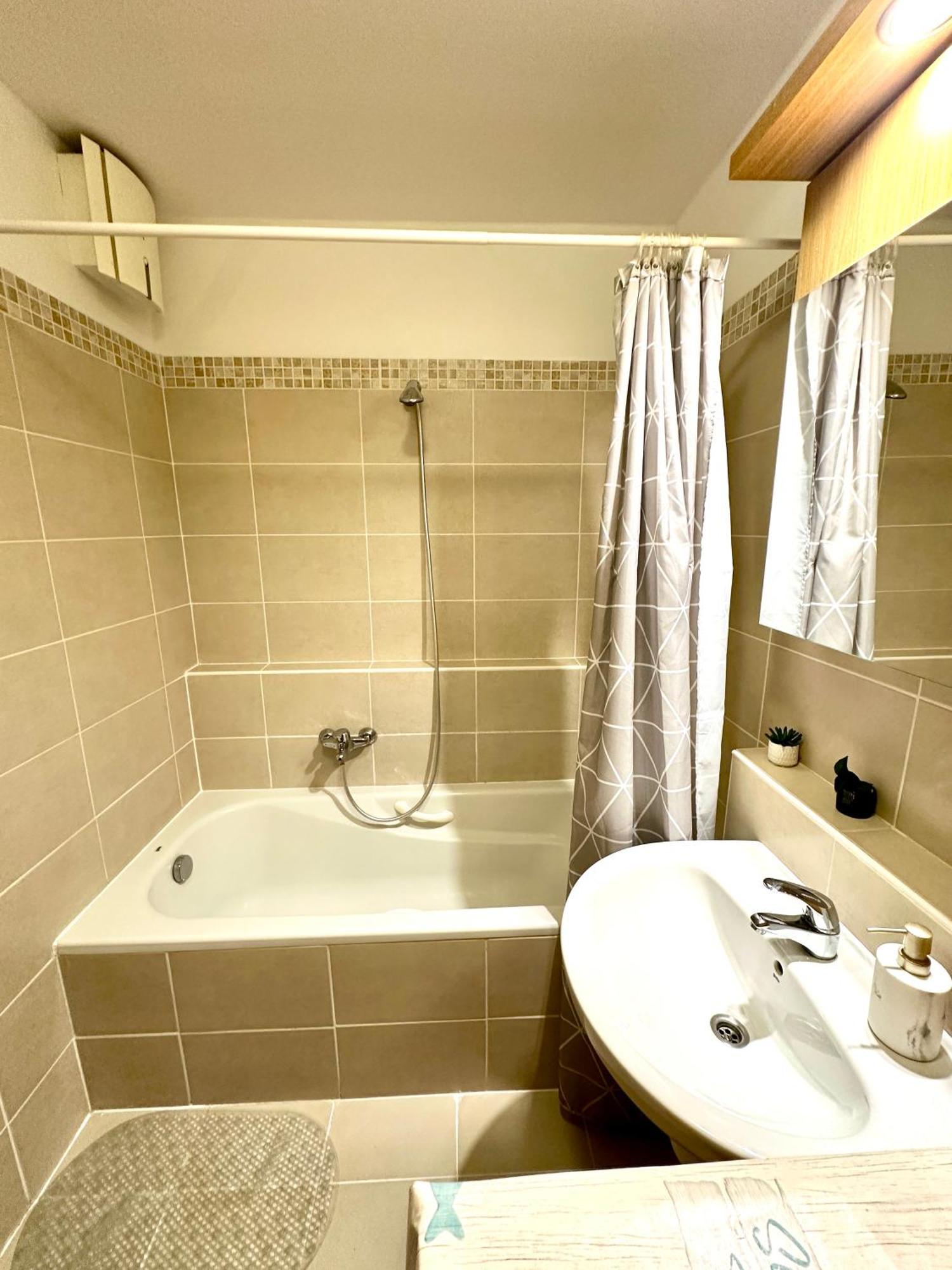 Central Apartment With Balcony Budapest Exterior foto